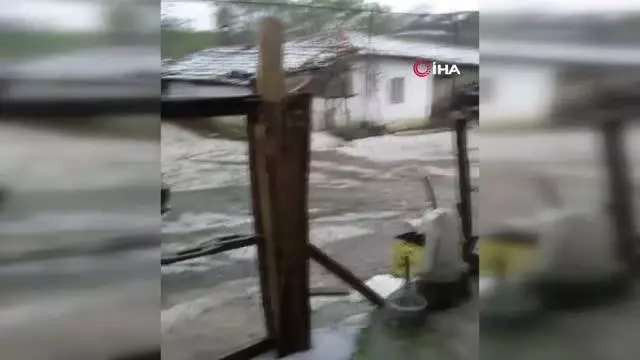Tekirdağ'da bir mahalle dolu yağışı sonrası beyaza büründü Tekirdağ'da bir mahalle dolu yağışı sonrası beyaza büründü