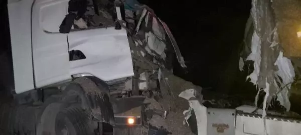 TIR İLE BETON MİKSERİ KAFA KAFAYA ÇARPIŞTI: 2 ÖLÜ TIR İLE BETON MİKSERİ KAFA KAFAYA ÇARPIŞTI: 2 ÖLÜ