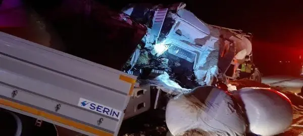 TIR İLE BETON MİKSERİ KAFA KAFAYA ÇARPIŞTI: 2 ÖLÜ TIR İLE BETON MİKSERİ KAFA KAFAYA ÇARPIŞTI: 2 ÖLÜ