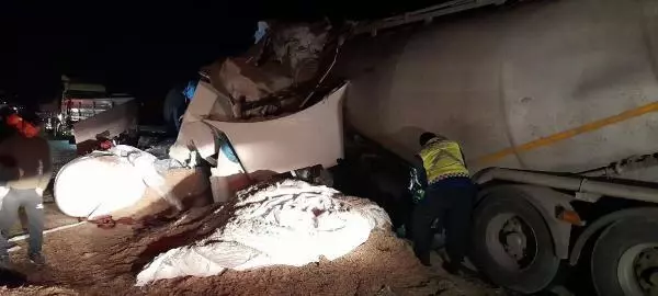 TIR İLE BETON MİKSERİ KAFA KAFAYA ÇARPIŞTI: 2 ÖLÜ TIR İLE BETON MİKSERİ KAFA KAFAYA ÇARPIŞTI: 2 ÖLÜ