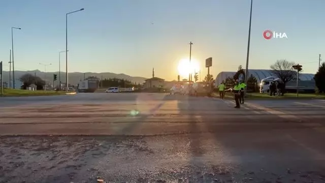 Tırla motosiklet çarpıştı: Binlerce tuğla yola savruldu Tırla motosiklet çarpıştı: Binlerce tuğla yola savruldu