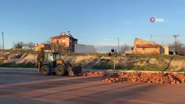 Tırla motosiklet çarpıştı: Binlerce tuğla yola savruldu Tırla motosiklet çarpıştı: Binlerce tuğla yola savruldu