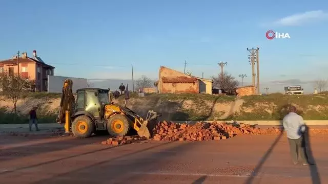 Tırla motosiklet çarpıştı: Binlerce tuğla yola savruldu Tırla motosiklet çarpıştı: Binlerce tuğla yola savruldu