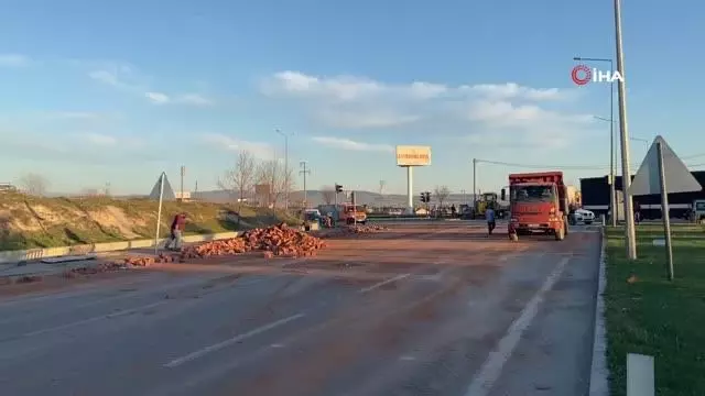 Tırla motosiklet çarpıştı: Binlerce tuğla yola savruldu Tırla motosiklet çarpıştı: Binlerce tuğla yola savruldu