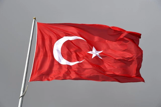 Türkiye'nin en büyük bayrak direklerinden biri Kayseri OSB'ye dikildi