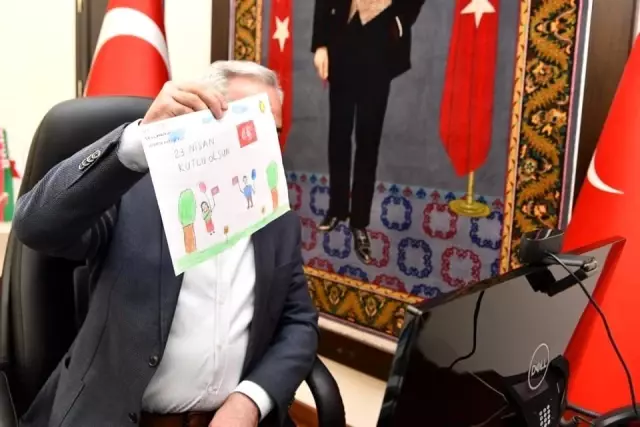 Vali Seymenoğlu 23 Nisan coşkusunu Türk ve Rumen öğrencilerle paylaştı Vali Seymenoğlu 23 Nisan coşkusunu Türk ve Rumen öğrencilerle paylaştı