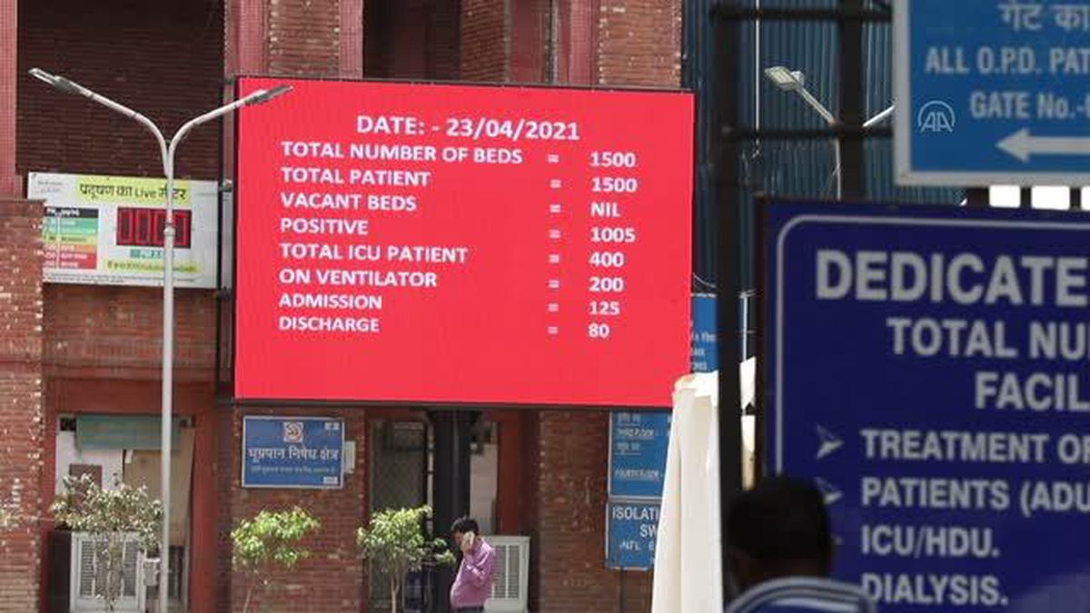YENİ DELHİ - Hindistan'daki hastanelerde oksijen tüpü ve boş yatak sıkıntısı