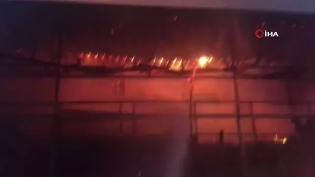 2 katlı ev alevlere teslim oldu 2 katlı ev alevlere teslim oldu