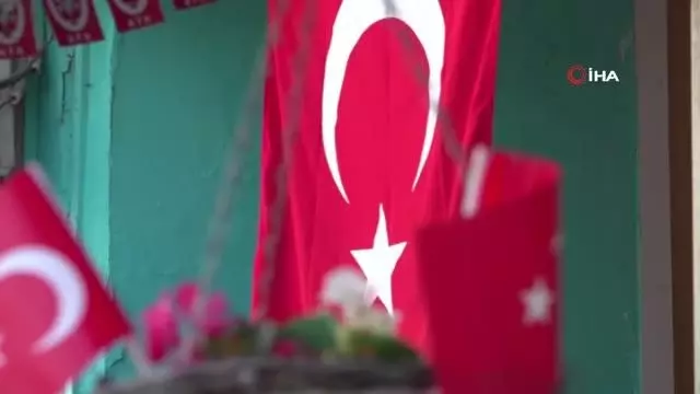Adnan öğretmen, öğrencilerini bekliyor: 'Sanki sınıfmış gibi evimin bahçesini süsledim' Adnan öğretmen, öğrencilerini bekliyor: 'Sanki sınıfmış gibi evimin bahçesini süsledim'