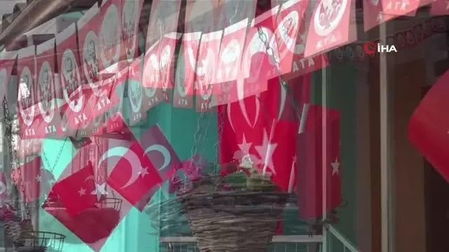 Adnan öğretmen, öğrencilerini bekliyor: 'Sanki sınıfmış gibi evimin bahçesini süsledim' Adnan öğretmen, öğrencilerini bekliyor: 'Sanki sınıfmış gibi evimin bahçesini süsledim'