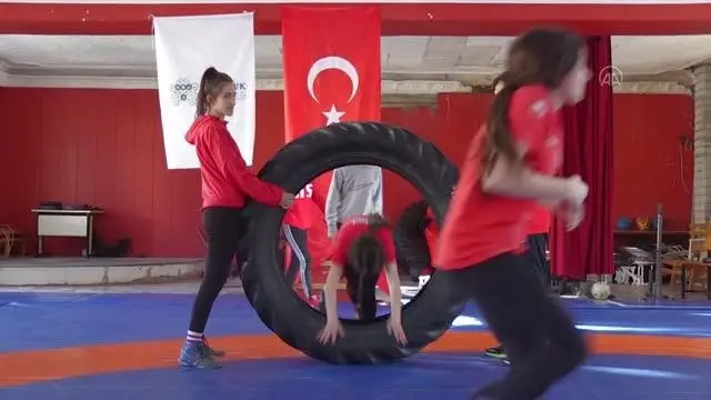 AFYONKARAHİSAR - Taşoluk beldesinin güreşçi kızları Avrupa Şampiyonası'ndan başarıyla dönmek istiyor AFYONKARAHİSAR - Taşoluk beldesinin güreşçi kızları Avrupa Şampiyonası'ndan başarıyla dönmek istiyor