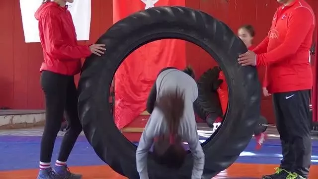 AFYONKARAHİSAR - Taşoluk beldesinin güreşçi kızları Avrupa Şampiyonası'ndan başarıyla dönmek istiyor AFYONKARAHİSAR - Taşoluk beldesinin güreşçi kızları Avrupa Şampiyonası'ndan başarıyla dönmek istiyor