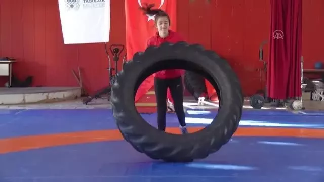 AFYONKARAHİSAR - Taşoluk beldesinin güreşçi kızları Avrupa Şampiyonası'ndan başarıyla dönmek istiyor AFYONKARAHİSAR - Taşoluk beldesinin güreşçi kızları Avrupa Şampiyonası'ndan başarıyla dönmek istiyor