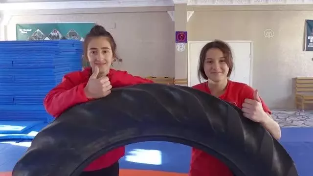 AFYONKARAHİSAR - Taşoluk beldesinin güreşçi kızları Avrupa Şampiyonası'ndan başarıyla dönmek istiyor AFYONKARAHİSAR - Taşoluk beldesinin güreşçi kızları Avrupa Şampiyonası'ndan başarıyla dönmek istiyor
