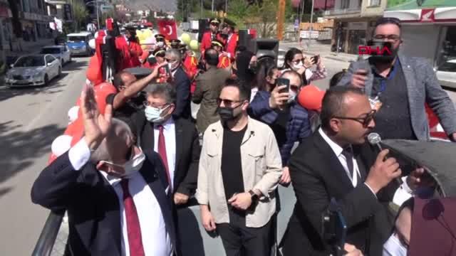 AMASYA'DA ÜSTÜ AÇIK OTOBÜSLE ÇOCUKLARA KONSER VERİLDİ AMASYA'DA ÜSTÜ AÇIK OTOBÜSLE ÇOCUKLARA KONSER VERİLDİ