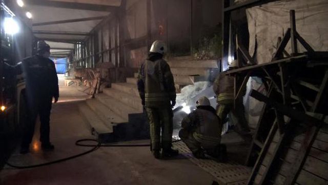 İSTANBUL-AVCILAR'DA KAPALI SEMT PAZARINDAKİ TEZGAHI ATEŞE VERDİLER İSTANBUL-AVCILAR'DA KAPALI SEMT PAZARINDAKİ TEZGAHI ATEŞE VERDİLER