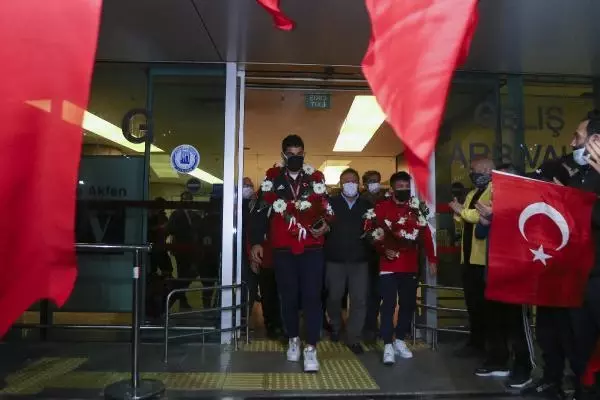 SPOR Avrupa şampiyonu Milli Güreşçiler, Ankara'ya geldi SPOR Avrupa şampiyonu Milli Güreşçiler, Ankara'ya geldi