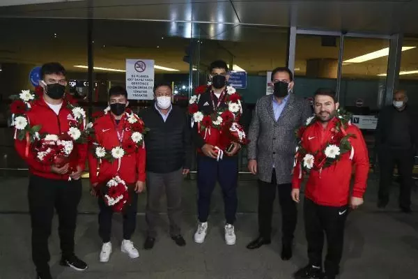 SPOR Avrupa şampiyonu Milli Güreşçiler, Ankara'ya geldi SPOR Avrupa şampiyonu Milli Güreşçiler, Ankara'ya geldi