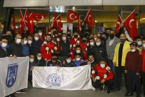 SPOR Avrupa şampiyonu Milli Güreşçiler, Ankara'ya geldi SPOR Avrupa şampiyonu Milli Güreşçiler, Ankara'ya geldi
