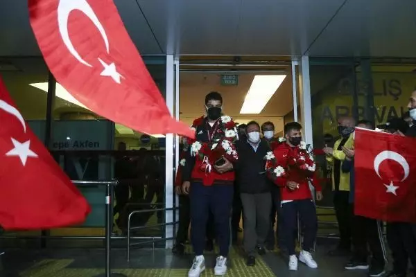 SPOR Avrupa şampiyonu Milli Güreşçiler, Ankara'ya geldi SPOR Avrupa şampiyonu Milli Güreşçiler, Ankara'ya geldi