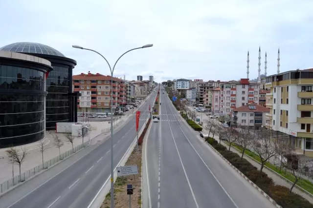 Sokağa çıkma kısıtlamasına uyuluyor Sokağa çıkma kısıtlamasına uyuluyor