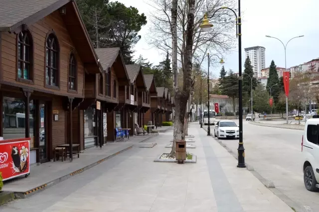 Sokağa çıkma kısıtlamasına uyuluyor Sokağa çıkma kısıtlamasına uyuluyor