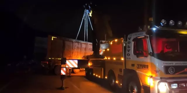 Bursa-Ankara karayolunda hurda yüklü tır devrildi: 1 yaralı Bursa-Ankara karayolunda hurda yüklü tır devrildi: 1 yaralı