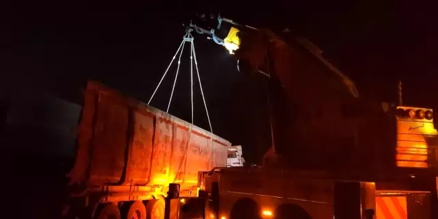 Bursa-Ankara karayolunda hurda yüklü tır devrildi: 1 yaralı Bursa-Ankara karayolunda hurda yüklü tır devrildi: 1 yaralı