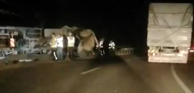 Bursa-Ankara karayolunda hurda yüklü tır devrildi: 1 yaralı Bursa-Ankara karayolunda hurda yüklü tır devrildi: 1 yaralı