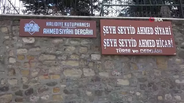 Cami restorasyonunda çatıdan çıkan 50 adet hat levha sokağa atıldı Cami restorasyonunda çatıdan çıkan 50 adet hat levha sokağa atıldı