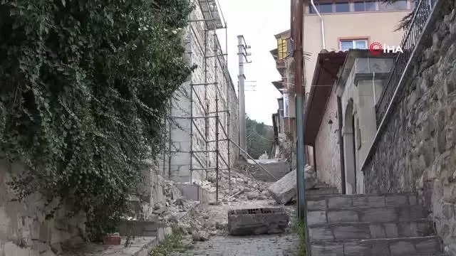 Cami restorasyonunda çatıdan çıkan 50 adet hat levha sokağa atıldı Cami restorasyonunda çatıdan çıkan 50 adet hat levha sokağa atıldı