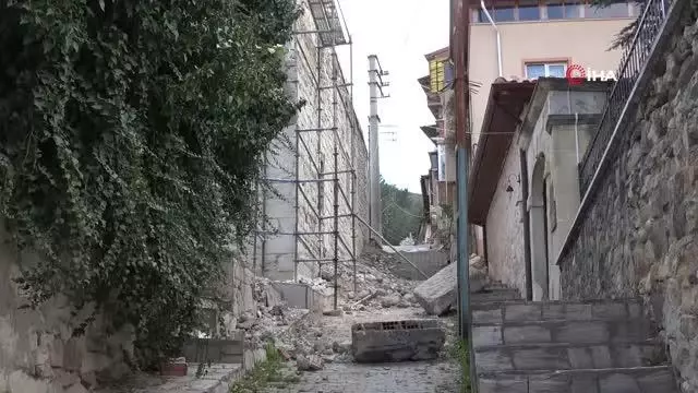Cami restorasyonunda çatıdan çıkan 50 adet hat levha sokağa atıldı Cami restorasyonunda çatıdan çıkan 50 adet hat levha sokağa atıldı
