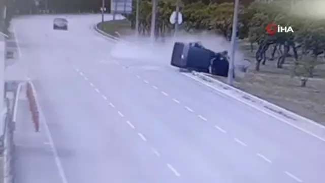 Direğe çarpıp ikiye ayrılan otomobilden çıkıp arkadaşını kontrol etti Direğe çarpıp ikiye ayrılan otomobilden çıkıp arkadaşını kontrol etti