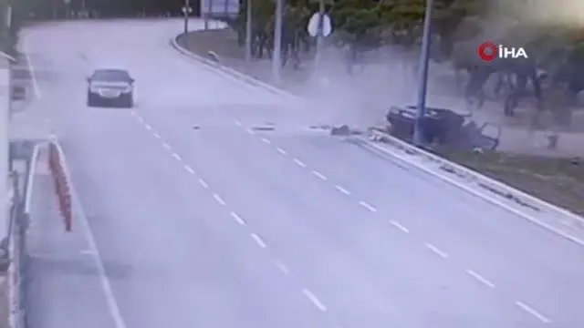 Direğe çarpıp ikiye ayrılan otomobilden çıkıp arkadaşını kontrol etti Direğe çarpıp ikiye ayrılan otomobilden çıkıp arkadaşını kontrol etti