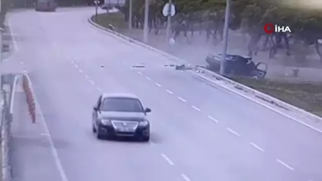 Direğe çarpıp ikiye ayrılan otomobilden çıkıp arkadaşını kontrol etti Direğe çarpıp ikiye ayrılan otomobilden çıkıp arkadaşını kontrol etti