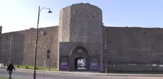 Gecekondu: DİYARBAKIR - Tarihi 'Küpeli Kapısı' 6 yıl sonra restorasyonla geçişlere açıldı Gecekondu: DİYARBAKIR - Tarihi 'Küpeli Kapısı' 6 yıl sonra restorasyonla geçişlere açıldı