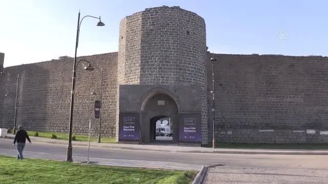 DİYARBAKIR - Tarihi 'Küpeli Kapısı' 6 yıl sonra restorasyonla geçişlere açıldı DİYARBAKIR - Tarihi 'Küpeli Kapısı' 6 yıl sonra restorasyonla geçişlere açıldı