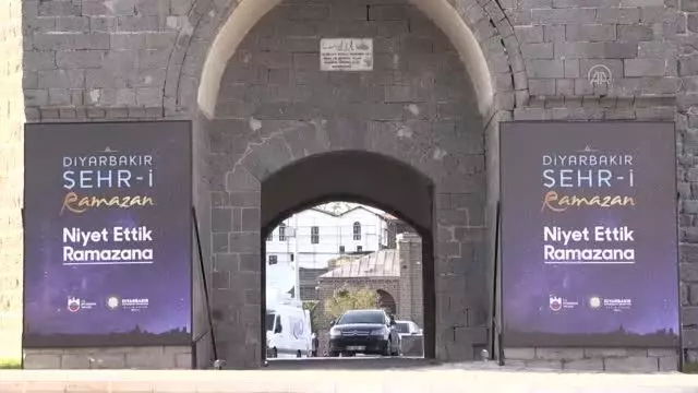 DİYARBAKIR - Tarihi 'Küpeli Kapısı' 6 yıl sonra restorasyonla geçişlere açıldı DİYARBAKIR - Tarihi 'Küpeli Kapısı' 6 yıl sonra restorasyonla geçişlere açıldı