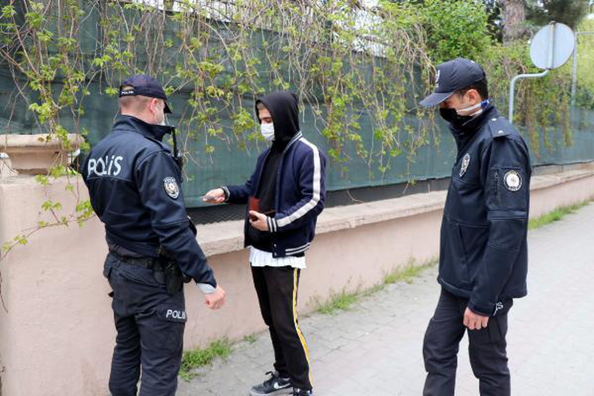 Kısıtlama saatinde başka semte alışverişe gitmeye kalkan gence ceza kesildi