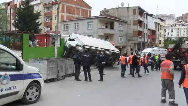 ESENYURT'TA KAMYON KREŞ DUVARINA ÇARPTI 3 YARALI ESENYURT'TA KAMYON KREŞ DUVARINA ÇARPTI 3 YARALI