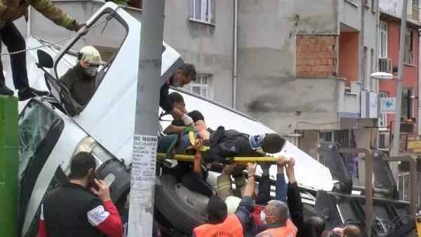 ESENYURT'TA KAMYON KREŞ DUVARINA ÇARPTI 3 YARALI ESENYURT'TA KAMYON KREŞ DUVARINA ÇARPTI 3 YARALI