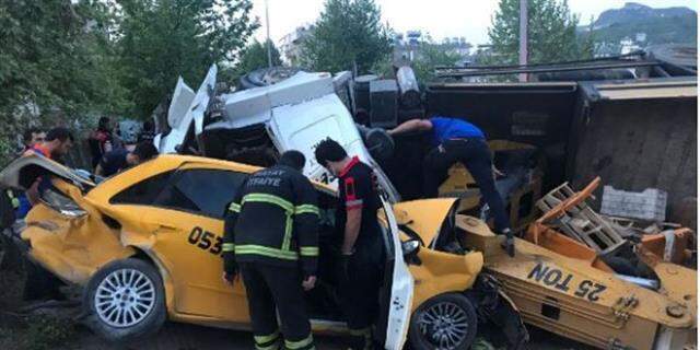 Freni boşalan vinç dehşet saçtı! 11 aracın karıştığı kazada 2 kişi hayatını kaybetti