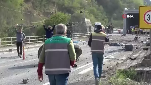 Son dakika haber | Freni patlayan vinç yüklü tırın parçaları yola saçıldı: Ortalık savaş alanına döndü