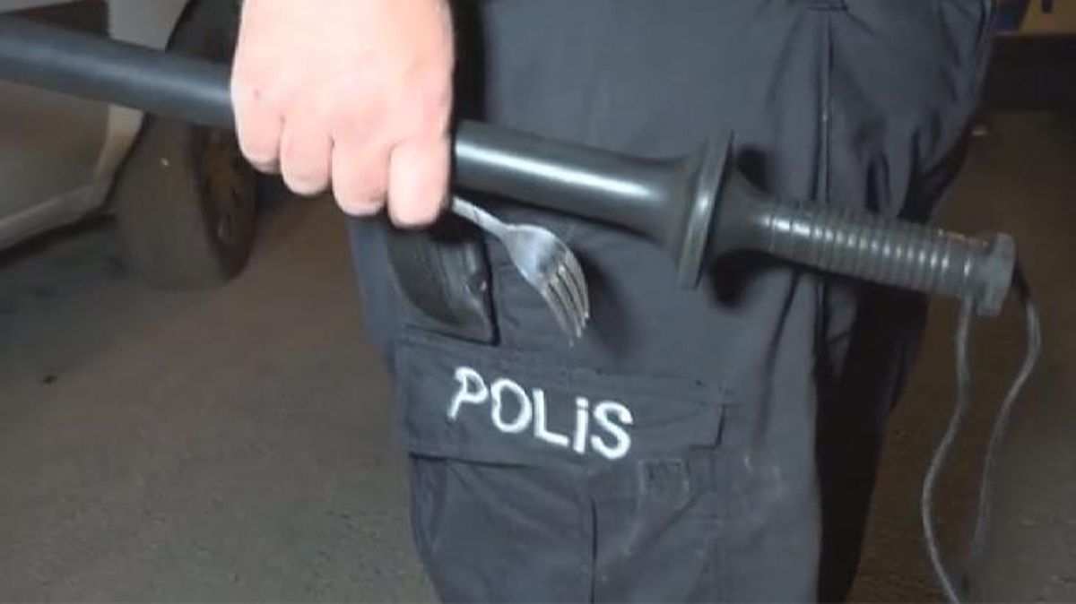 Önce kız arkadaşına saldırdı, ardından arayan giren komşusunun yüzünü çatalla parçaladı
