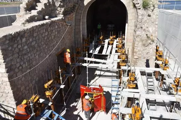 Son dakika haber... BATMAN HASANKEYF'TEKİ 692 YILLIK KÜÇÜK SARAY YÜKSELTİLİYOR Son dakika haber... BATMAN HASANKEYF'TEKİ 692 YILLIK KÜÇÜK SARAY YÜKSELTİLİYOR