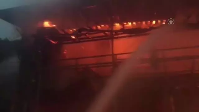 İki katlı ahşap ev yanarak kullanılamaz hale geldi İki katlı ahşap ev yanarak kullanılamaz hale geldi