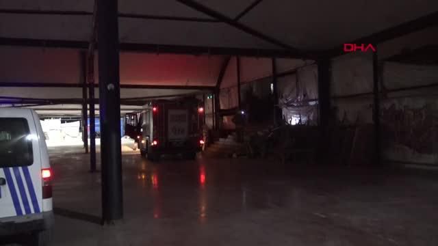 İSTANBUL-AVCILAR'DA KAPALI SEMT PAZARINDAKİ TEZGAHI ATEŞE VERDİLER İSTANBUL-AVCILAR'DA KAPALI SEMT PAZARINDAKİ TEZGAHI ATEŞE VERDİLER