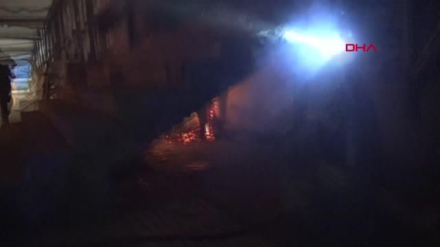 İSTANBUL-AVCILAR'DA KAPALI SEMT PAZARINDAKİ TEZGAHI ATEŞE VERDİLER İSTANBUL-AVCILAR'DA KAPALI SEMT PAZARINDAKİ TEZGAHI ATEŞE VERDİLER