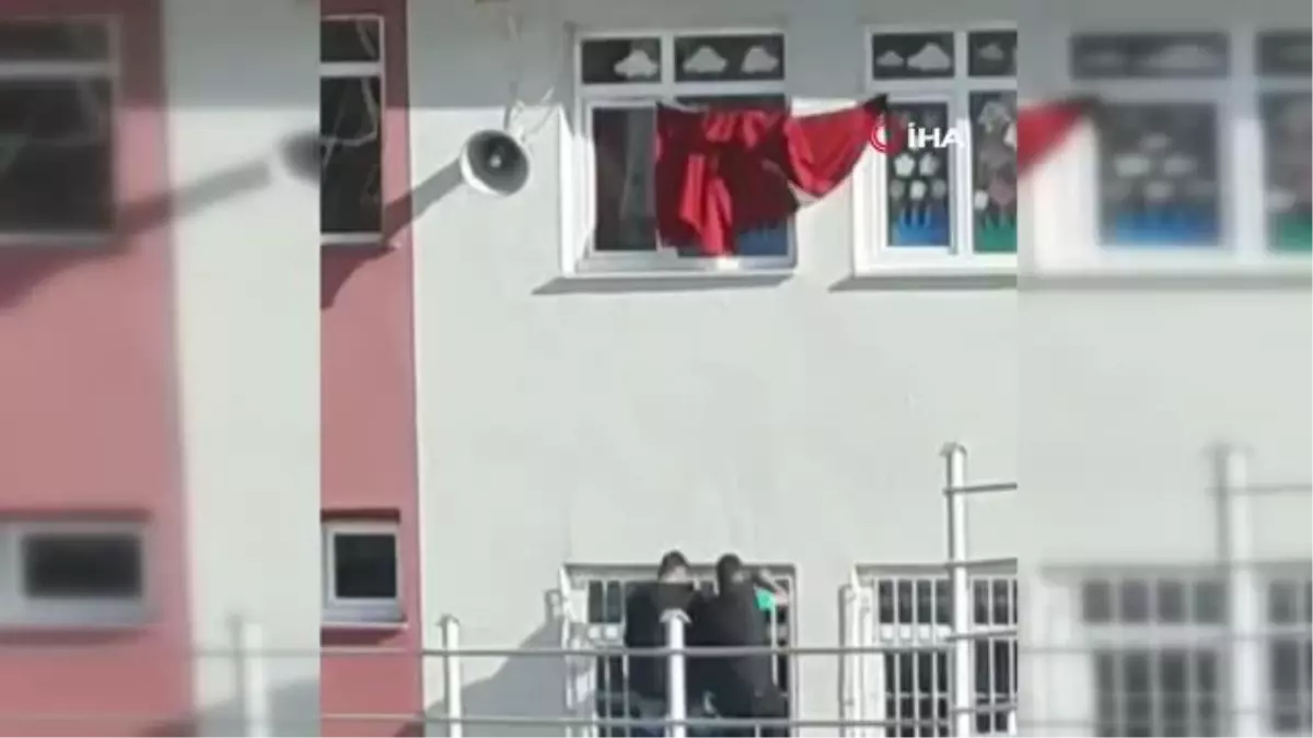 Katlanan bayrağı düzeltmek içi kedilerini tehlikeye attılar