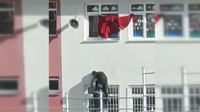 Katlanan bayrağı düzeltmek içi kedilerini tehlikeye attılar